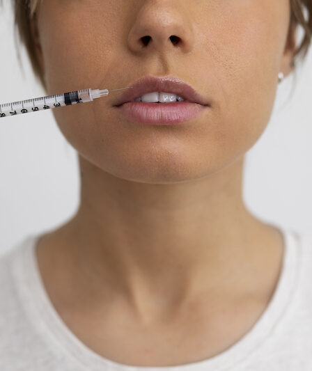 Kvinna som utfför läppförstoring med fillers