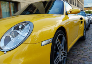 Gul Porsche 911 front